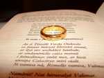 A page of the book 'The Lord of the Ring', along with a replica of 'the Ring' in the middle.(© Zanastardust, CC BY 2.0)